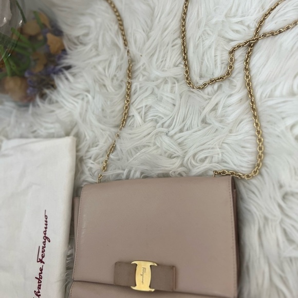 SALVATORE FERRAGAMO
Vara Bow Leather Chain Crossbody Bag - Picture 10 of 10